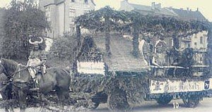 Vogelsang war erstmals 1939 im Kirmeszug vertreten: "Germanische Sauhatz am Haus Rocholz" - hier bei der Aufstellung auf dem Marktplatz