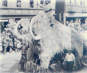 1956 versetzten sich die Ächterbieckschen in die Steinzeit. Vorsitzender Adolf Schlieper thronte auf einem Riesen-Mammut.
