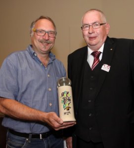 Den ersten Kirmeskrug überreichte Rainer Kettel (rechts), Betriebsleiter Gastronomie der Radeberger Gruppe, dem 1. Vorsitzenden des Gevelsberger Kirmesvereins, Michael Sichelschmidt.