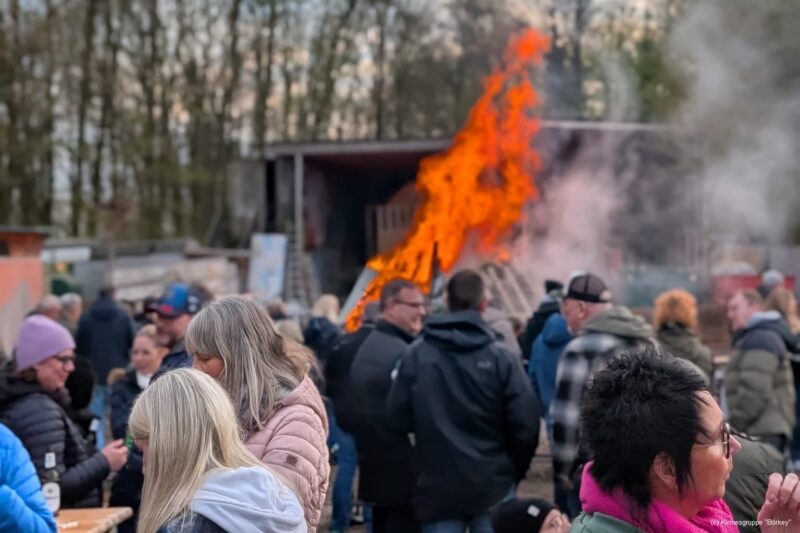 Osterfeuer mit Gemeinschaft und Vereinsgeist